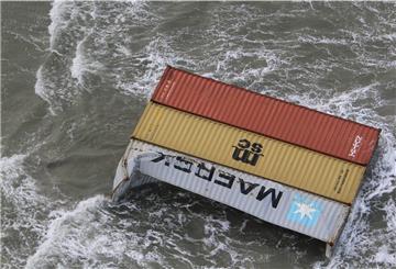 Container schwimmen im Wasser.