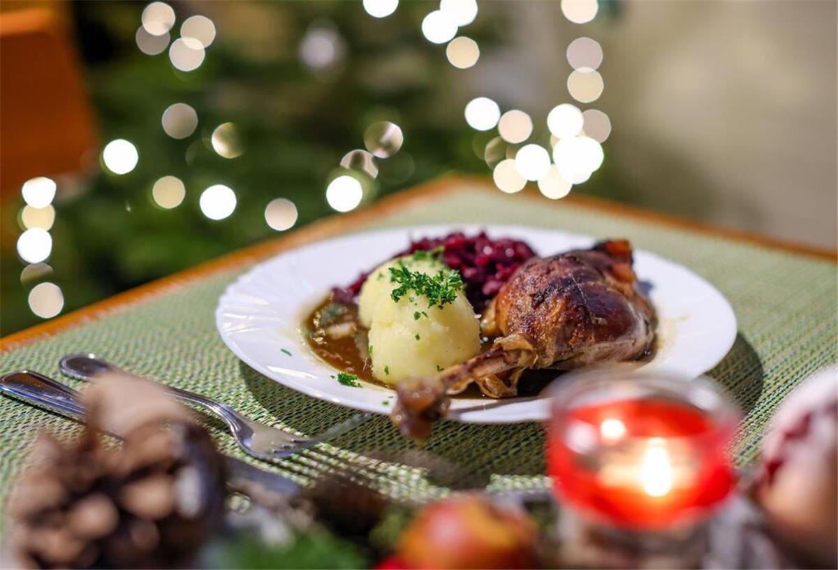 Deutsche Essgewohnheiten: Das kommt an Weihnachten auf den Tisch Die Deutschen lieben es zu Weihnachten herzhaft auf ihren Tellern.