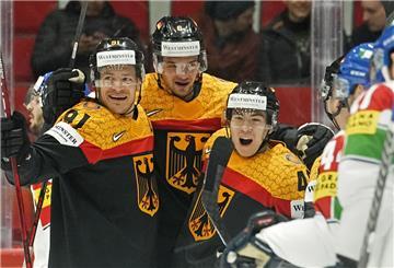 Eishockey: WM, Vorrunde, Gruppe A, Gruppenspielrunde, Deutschland - Italien. Deutschlands Kai Wissmann (M), feiert mit Moritz Müller (l) und Alexander Ehl nach seinem Tor. 