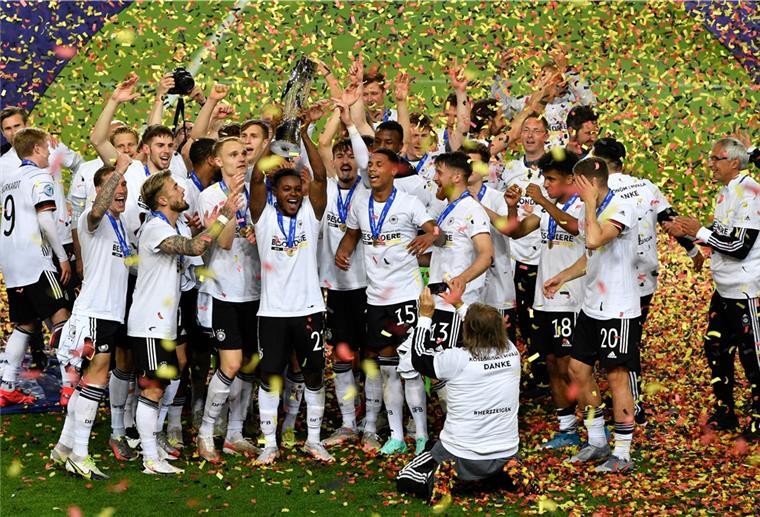 So jubeln die deutschen Fußballer nach dem EM-Sieg Die deutschen Spieler feiern im Konfettiregen.