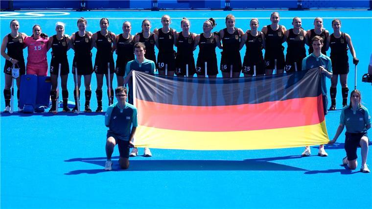 „Ziel nicht erreicht“: Hockey-Frauen ohne Olympia-Medaille Die deutschen Spielerinnen während der Nationalhymne.