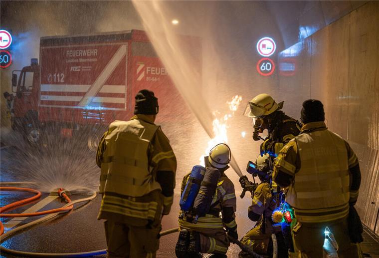 Riesenalarm im Wesertunnel: Unfall, Verletzte - aber alles ist nur eine Übung Die Devise der Feuerwehr heißt: Erst retten, dann löschen. Bei einem Einsatz im Tunnel läuft es andersherum.