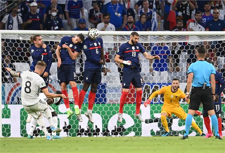Die DFB-Elf bemüht sich ohne Ende - hier scheitert Toni Kroos mit einem Freistoß.