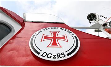 Die DGzRS hat zusammen mit der Feuerwehr und der Marine zwei Ruderer aus der Nordsee gerettet. 