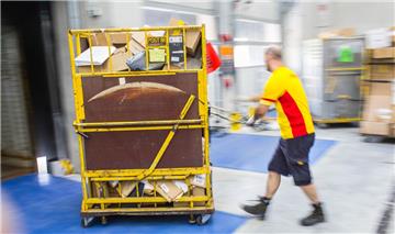 Die DHL-Zusteller in Bremen und Niedersachsen streiken wieder. Die Gewerkschaft Verdi will damit den Druck auf die Arbeitgeberseite erhöhen.