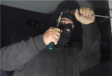 Die Diebe haben unter anderem eine Werkstatt aufgebrochen.