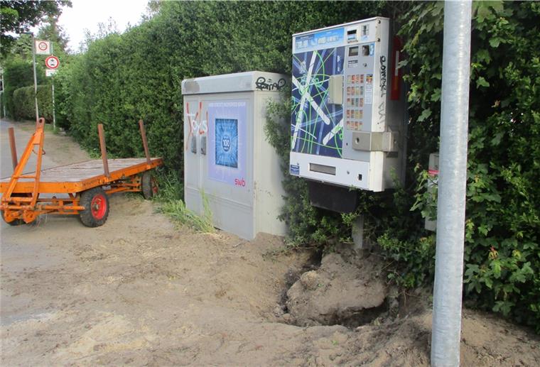 Zweiter Versuch: Diebe wollen Zigarettenautomaten ausgraben Die Diebe scheitern beim Versuch, einen Zigarettenautomaten auszubuddeln.