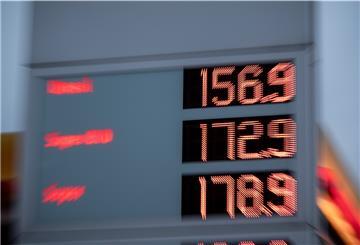 Eine elektronische Anzeigetafel zeigt die aktuellen Benzinpreise einer Tankstelle.