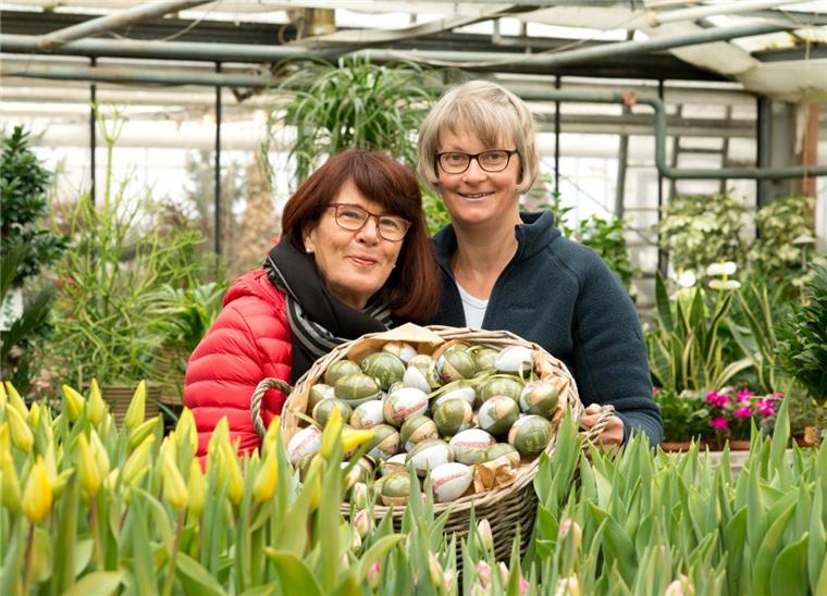 „Egg-Tivity“ der Lions-Damen für den guten Zweck Die diesjährige Lions-Präsidentin Marianne Ahlfeld (links, mit Lions-Mitglied Anke Nordhoff) sieht in der „Egg-Tivity“ eine gute Chance, um mit einem kleinen Beitrag größtmögliche Hilfe zu leisten und Freude zu bereiten.