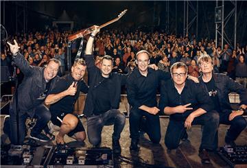 Die Dire Strats treten in Bremerhaven auf. 