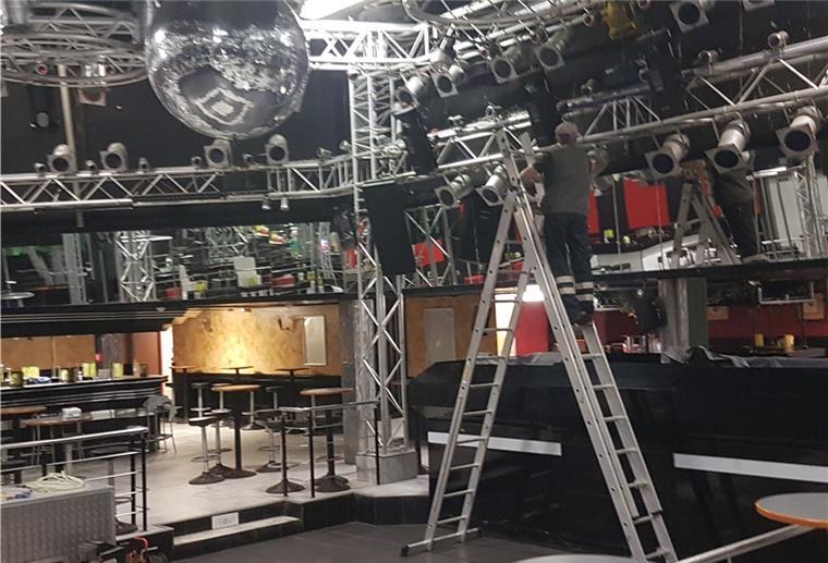 Abzappeln wie früher: Das Pam Pam macht wieder auf Die Discokugel glänzt und glitzert, aber der Mann auf der Leiter zeigt: Ein paar Restarbeiten waren gestern noch zu erledigen. Heute Abend kann wieder im Pam Pam in Hagen getanzt werden – nach mehr als einem Jahr Pause.