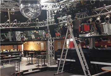 Die Discokugel glänzt und glitzert, aber der Mann auf der Leiter zeigt: Ein paar Restarbeiten waren gestern noch zu erledigen. Heute Abend kann wieder im Pam Pam in Hagen getanzt werden – nach mehr als einem Jahr Pause.