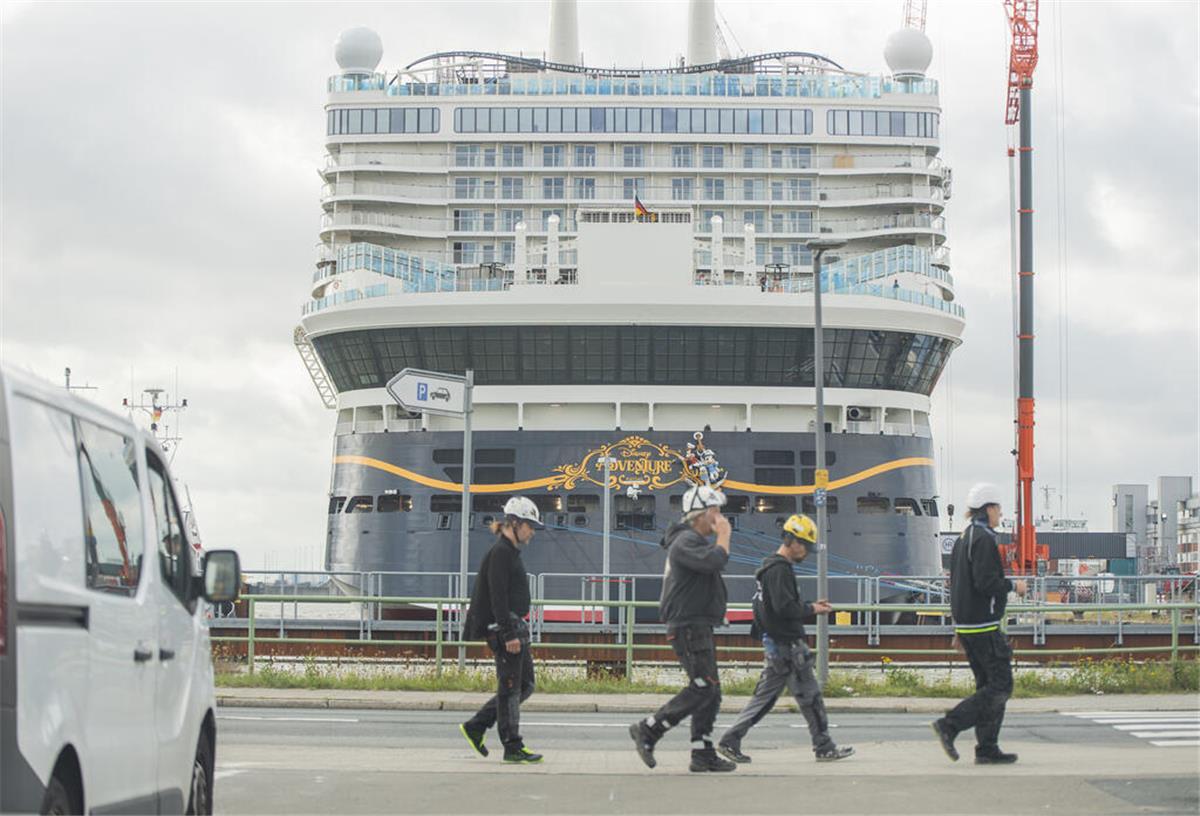 Jungfernfahrt verschoben: Disney Adventure bleibt länger in Bremerhaven Disney Adventure an der Lloyd Werft