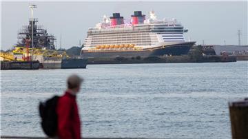 Die „Disney Dream“ läuft den Hamburger Hafen erstmals anlässlich einer Reise an.