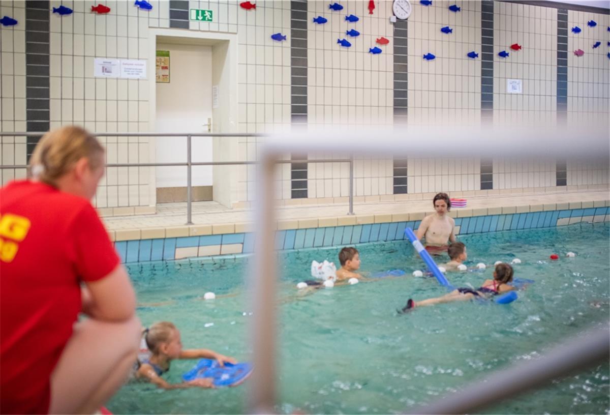 Kinder lernen schwimmen. 