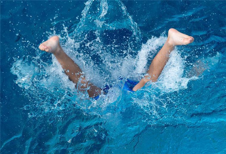 Hallenbäder in Gefahr: Droht Deutschland die Schwimmbad-Katastrophe? Die DLRG fordert Unterstützung, denn Deutschlands Hallenbäder sind vor dem Aus. Ohne sie sei Schwimmunterricht kaum noch möglich – Kinder zahlen den Preis!