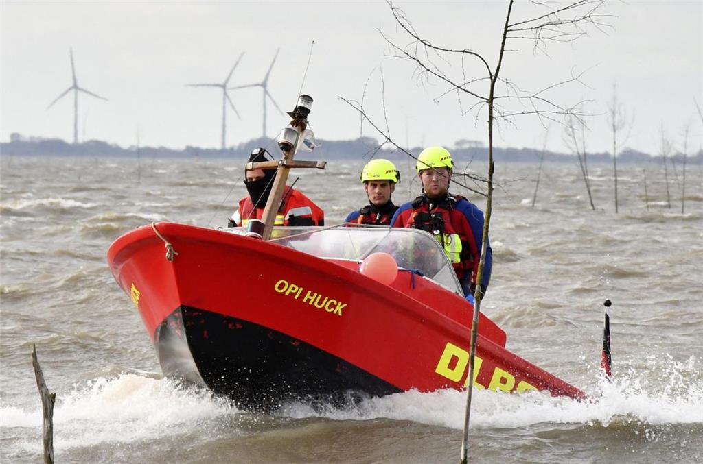 Die DLRG-Ortsgruppe Dorum war mit zwei Booten und ihrer Strömungsretter-Gruppe v...