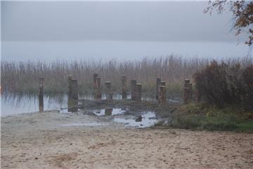 Die DLRG-Wachstation am Silbersee in Wehdel (Schiffdorf) ist weg. An ihrer Stelle ragen Eichenpfähle aus dem flachen Wasser am Strand.