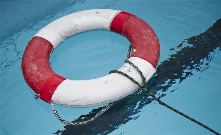 Die DLRG warnt davor, immer mehr Schwimmbäder zu schließen.