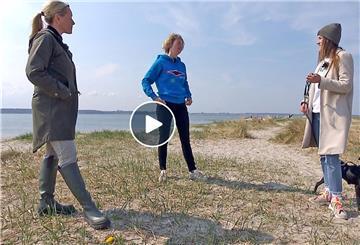 Die Doku-Serie "Ohne Filter" portraitiert immer drei Menschen aus einem Ort, am Schluss gibt es stets ein Zusammentreffen. Hier eine Szene aus der Folge aus Kiel-Laboe vom Mai 2021.