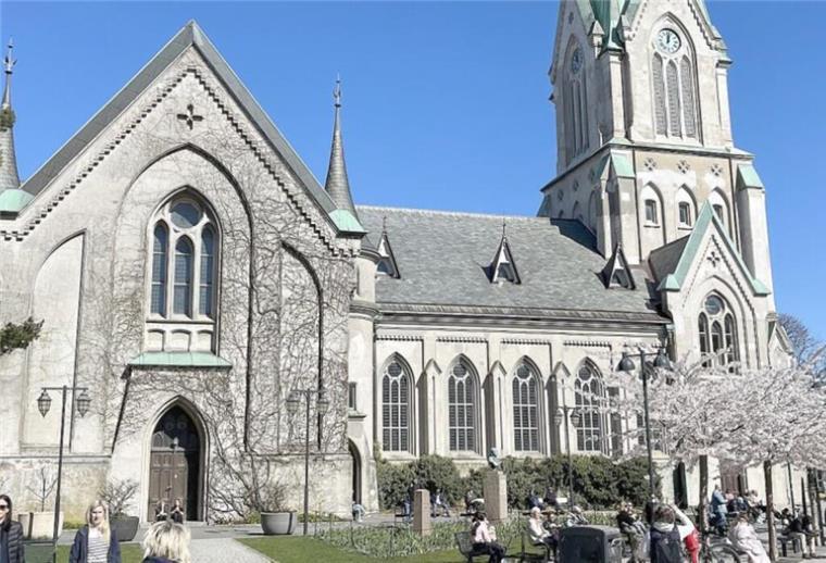 Mit der Norwegen-Fähre nach Kristiansand? Das erwartet euch vor Ort Die Domkirke ist eines der Wahrzeichen der Stadt.