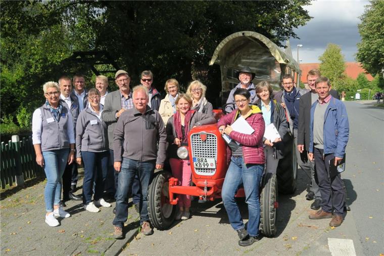 Stadland: Erst einmal kein Bürgerhaus für Schwei Die Dorfgemeinschaft Schwei, vertreten durch den Bürgerverein, wird vorerst auf ein Bürgerhaus verzichten müssen. Die Vorsitzende Sabine Minnemann zog ihren Antrag nach Beratungen im Fachausschuss zurück. Das Foto zeigt Schweier Einwohner zusammen mit der Bewertungskommission „Unser Dorf hat Zukunft“.