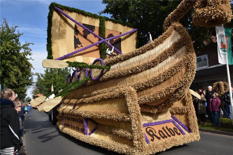 Sittenser Erntedankfest mit Wikingerschiff Die Dorfjugend Kalbe baute mit der Nachbildung eines Wikingerschiffes den schönsten Bördewagen.