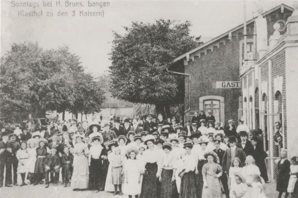 Die Dorfmitte um 1905 bei der Gaststätte Bruns. Der Blick geht nach Süden.