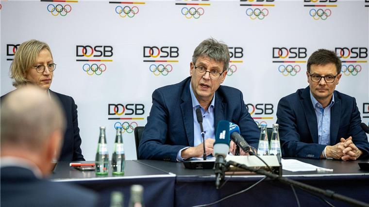Nach klarem Bekenntnis zu Olympia: DOSB will abwarten Die DOSB-Mitgliederversammlung verlief für Präsident Thomas Weikert (Mitte) nach viel Ärger im Vorfeld deutlich harmonischer ab, als man annehmen durfte.