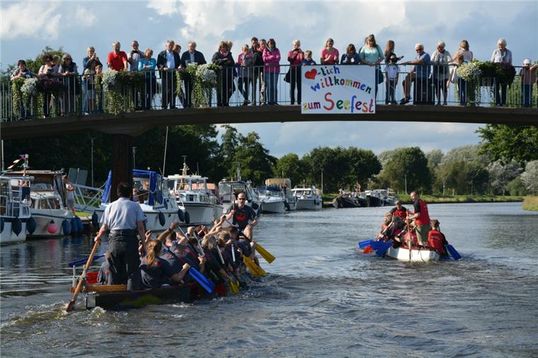Die Drachenbootrennen auf dem Kanal gehören zu den Höhepunkten des Beerster Seefestes.