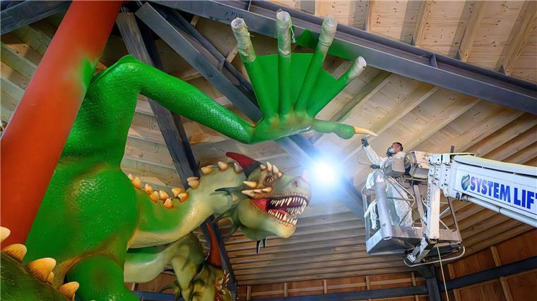 Montage eines großen dreiköpfigen Drachen im Harz Die Drachenfigur ist 16 Meter lang.