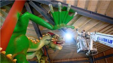 Die Drachenfigur ist 16 Meter lang.