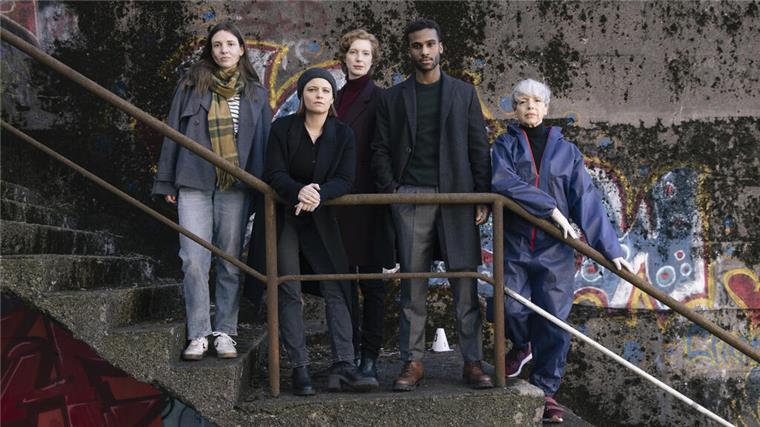 „Tatort“-Dreh in Bremen: Neue Folge bringt brisanten Kriminalfall Fünf Schauspieler stehen auf einer Treppe und schauen in die Kamera. Es handelt sich um ein Foto, das bei den Dreharbeiten zu einem neuen "Tatort" entstanden ist.