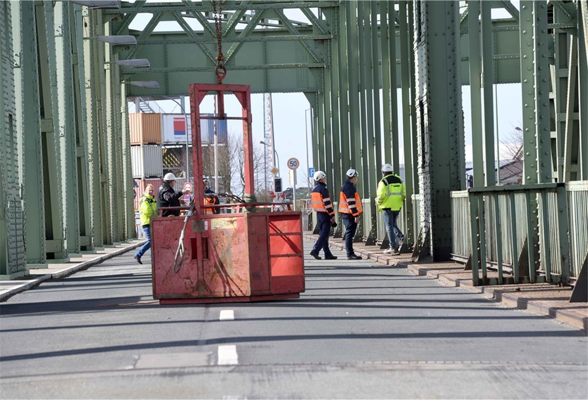 Die Drehbrücke an der Nordschleuse ist nicht mehr zu retten. Bremenports hat die losen Stahlteile entfernt, nächste Woche wird das Bauwerk aufgetrennt.