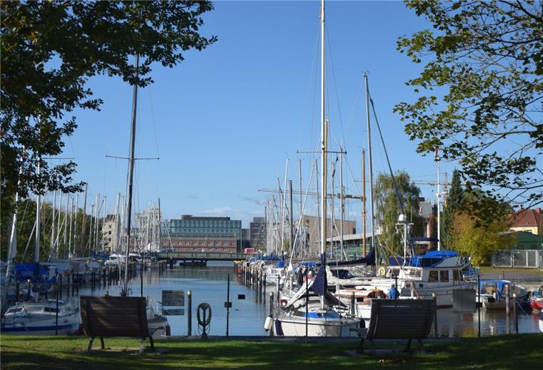 Panne im Yachthafen Bremerhaven: Segelboote sind eingesperrt Die Drehbrücke über den Hauptkanal (Hintergrund) im Bremerhavener Stadtteil Geestemünde ist defekt. Kein Segelboot kann zurzeit in den Yachthafen ein- oder auslaufen.