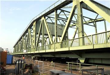 Die Drehbrücke vor der Nordschleuse ist ein Totalschaden. Die Schiffe können nun nicht mehr zur Nordschleuse gelangen, und die Kaiserschleuse ist außer Betrieb. Damit hängen die Schiffe im Kaiserhafen fest.