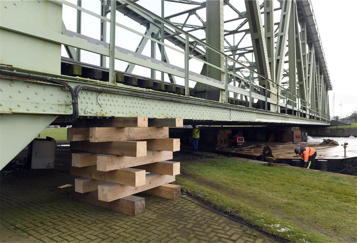 Die Drehbrücke zur Nordschleuse in Bremerhaven wird derzeit gestützt.
