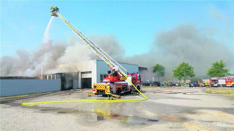 Die Drehleiter der Feuerwehr Langen, hier im Einsatz in Bad Bederkesa, muss derzeit fast alleine den gesamten Landkreis abdecken.