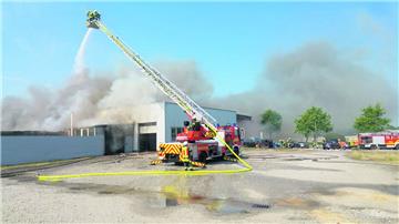 Die Drehleiter der Feuerwehr Langen, hier im Einsatz in Bad Bederkesa, muss derzeit fast alleine den gesamten Landkreis abdecken.