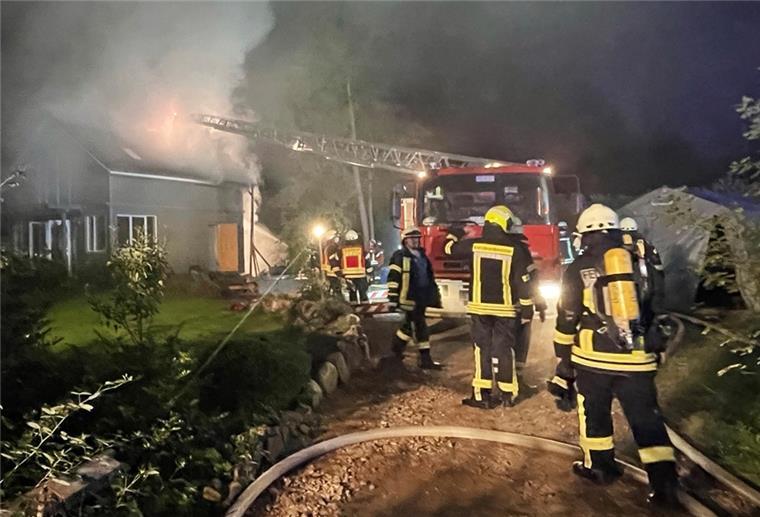 Holzhaus in der Hatzter Waldsiedlung brennt Die Drehleiter der Schwerpunktfeuerwehr Zeven wurde auch bei den langwierigen Nachlöscharbeiten in der Hatzter Waldsiedlung eingesetzt.