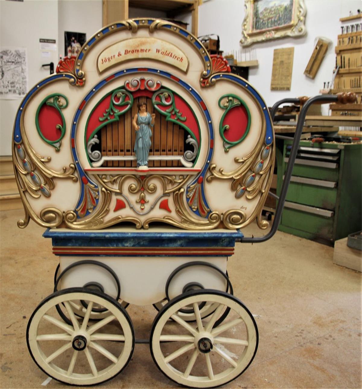 Die Drehorgel erlebt ihre Renaissance Die Drehorgeln sind nicht nur ein Hörschmaus, sondern bestechen auch durch ihre Fassaden. Ob Jugendstil, Barock oder Romantik – sie übertreffen sich im Aussehen.