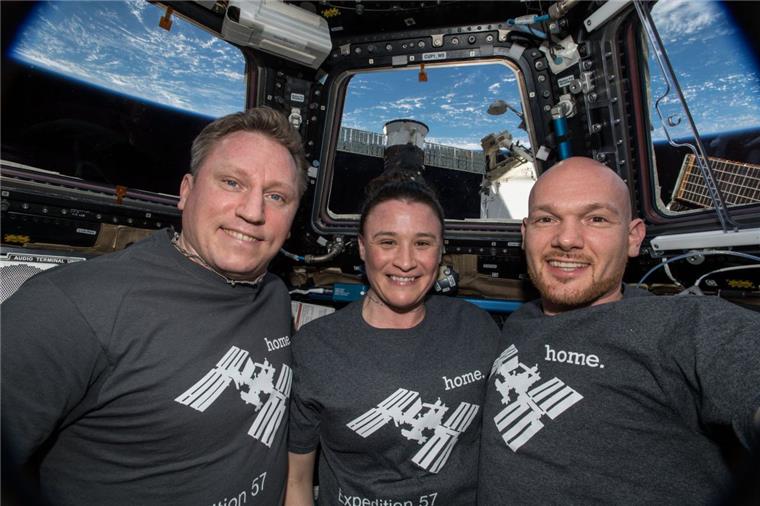 Deutscher Raumfahrer Alexander Gerst zurück auf der Erde Die drei Besatzungsmitglieder der ISS, von links der Russe Sergej Prokopjew, seine US-Kollegin Serena Auñón-Chancellor und der deutsche Astronaut Alexander Gerst. Nach fast 200 Tagen im All ist Gerst am Donnerstag wieder sicher auf der Erde gelandet.