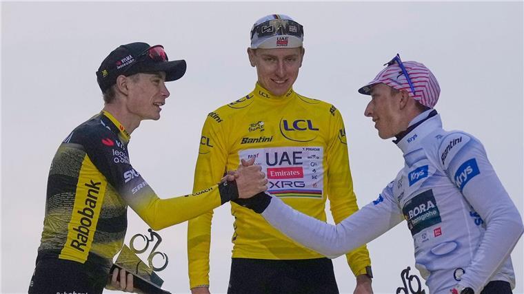 Rad-Held Lipowitz: Lange Party-Nacht und ein Paris-Bummel Die drei besten Radprofis bei der Tour de France 2025: Tadej Pogacar (M), Jonas Vingegaard (l) und Florian Lipowitz.