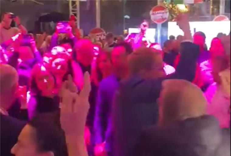 Die drei CDU-Politiker Daniel Günther, Hendrik Wüst und Kai Wegner feiern auf dem Bürgerfest zum "Tag der der deutschen Einheit" 2023 in Hamburg.