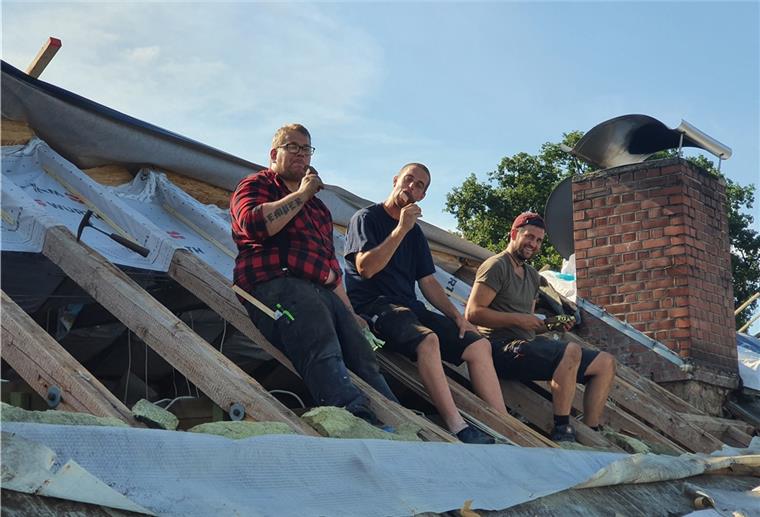 Diese Berufe sind verdammt heiß Die drei Dachdecker Tim Baumgart, Simon Brunje und Jannis Vollers (v.l.) trotzen der Hitze auf dem Dach mit einem Eis.