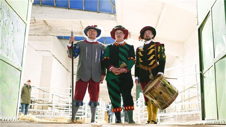 Größtes Volksfest Ostfrieslands beginnt Die drei Herolde eröffnen den Gallimarkt.