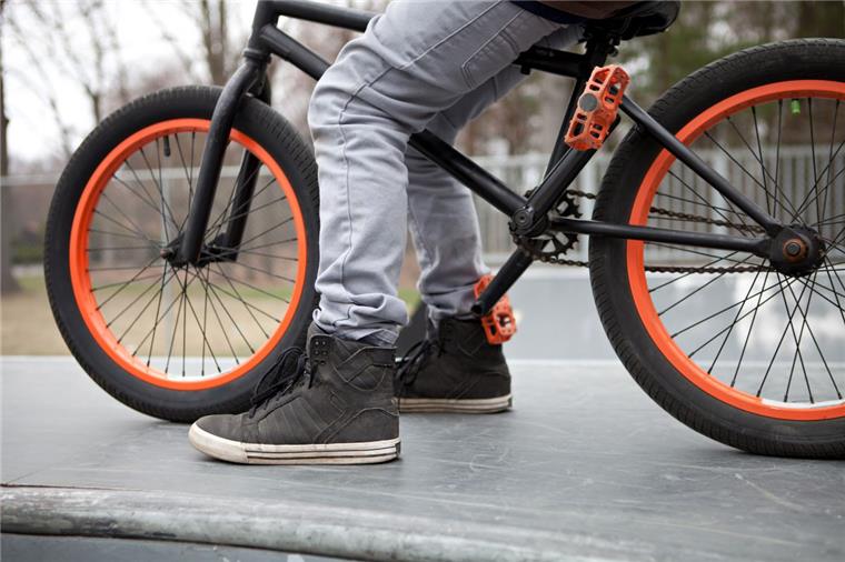Bremerhaven: Zehnjähriger fährt 88-Jährige an Die drei Jungen waren auf ihren BMX-Fahrrädern unterwegs. Dann wurde eine 88-Jährige angefahren.