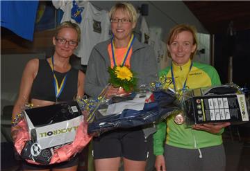 Die drei schnellsten Damen über 10000 Meter (älterer Jahrgang, von links): Elisa...