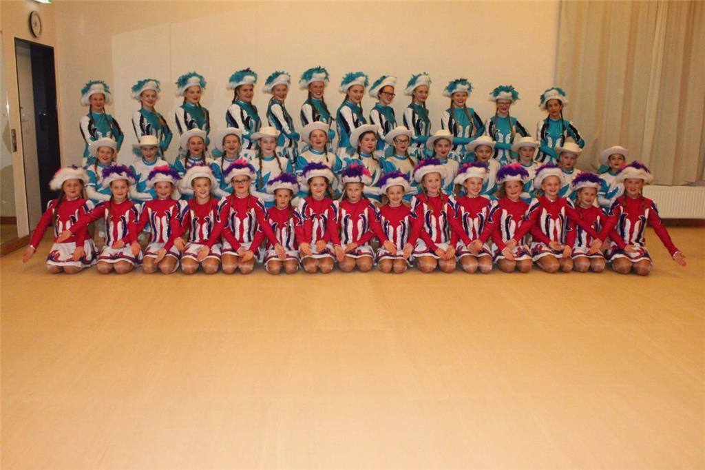 Die drei Tanzgarden des KV Wehdel, hinten die Große Garde (Funkengarde), Mittler...