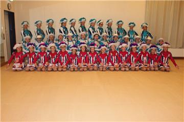 Die drei Tanzgarden des KV Wehdel, hinten die Große Garde (Funkengarde), Mittler...
